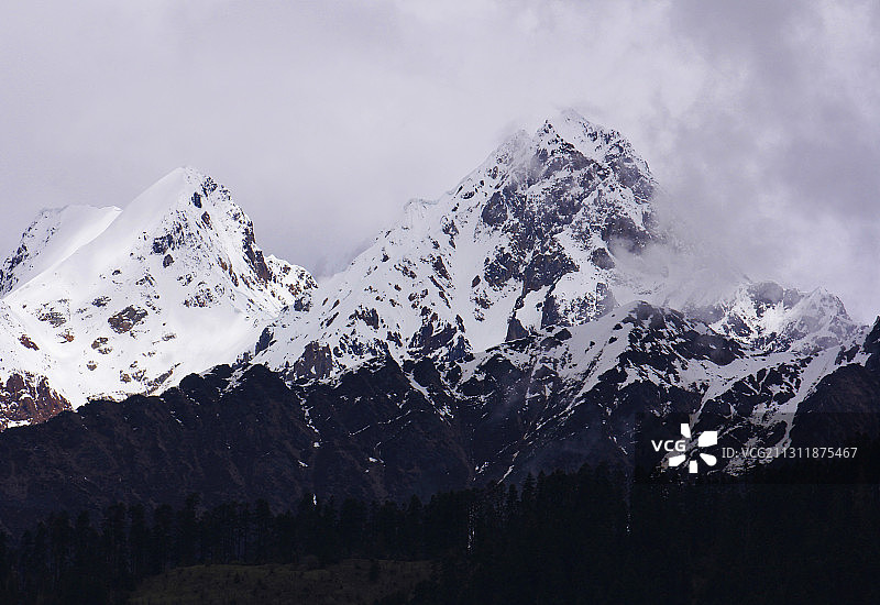 西藏林芝加拉白垒峰图片素材