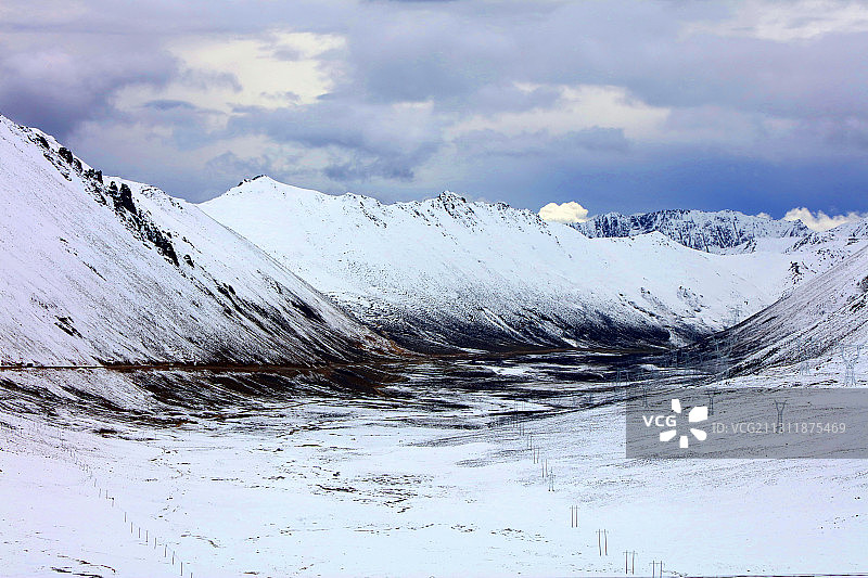 西藏左贡东达山垭口雪景图片素材