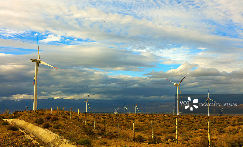 新疆柴达木盆地风力发电图片素材