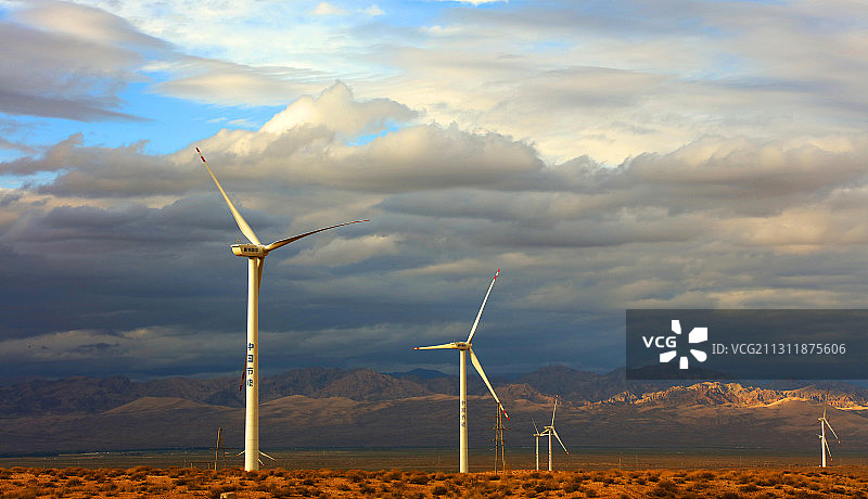 新疆柴达木盆地风力发电图片素材