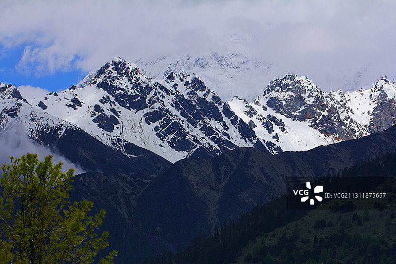 西藏林芝加拉白垒峰图片素材