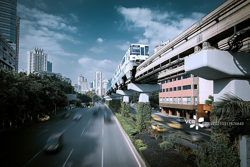 高架桥上轨道交通轻轨与车流发展速度竞比图片素材