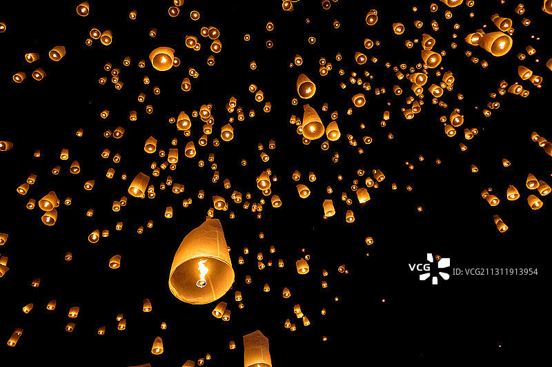清迈水灯节万人天灯点燃的天灯图片素材