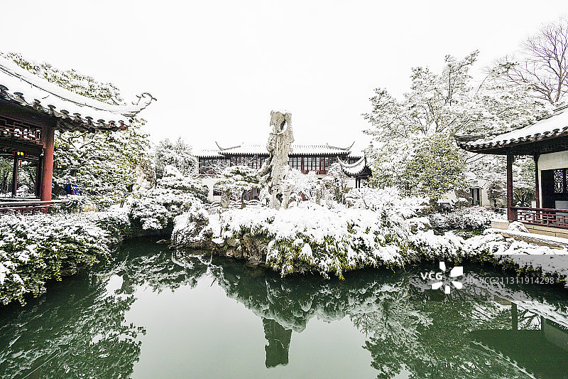 江苏苏州园林留园，冬季雪景图片素材