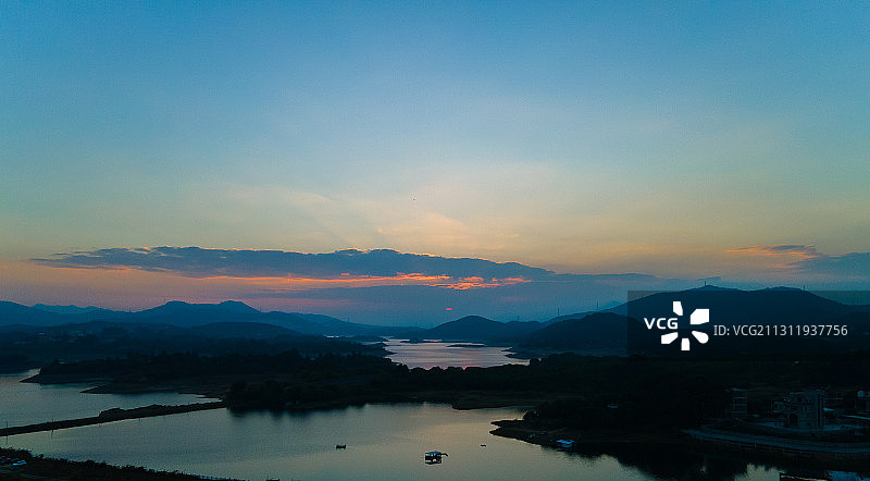 航拍湖景落日图片素材