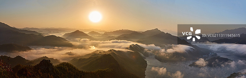屋脊山日出云海图片素材