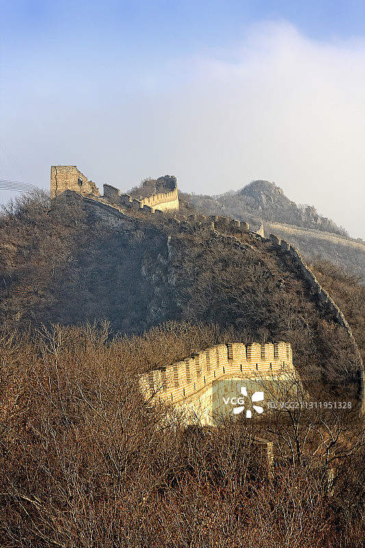 崇山峻岭中蜿蜒曲折的陈家堡长城图片素材