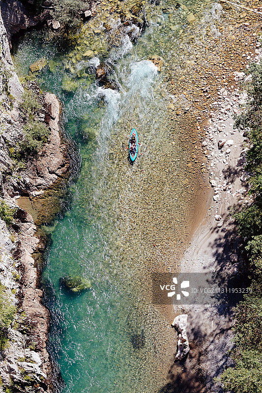 男人在河上划皮划艇图片素材