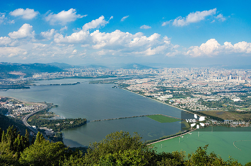 从西山上眺望昆明市区和滇池图片素材