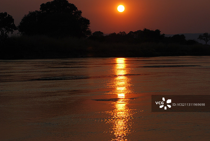 赞比亚北卢安瓜国家公园的橙色天空湖景图片素材