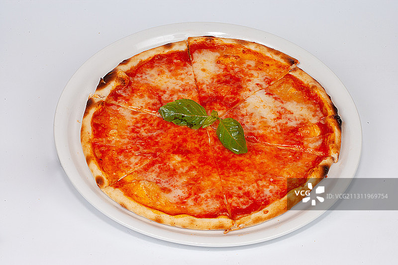 俄罗斯桌子上盘子里披萨的高角度视图图片素材