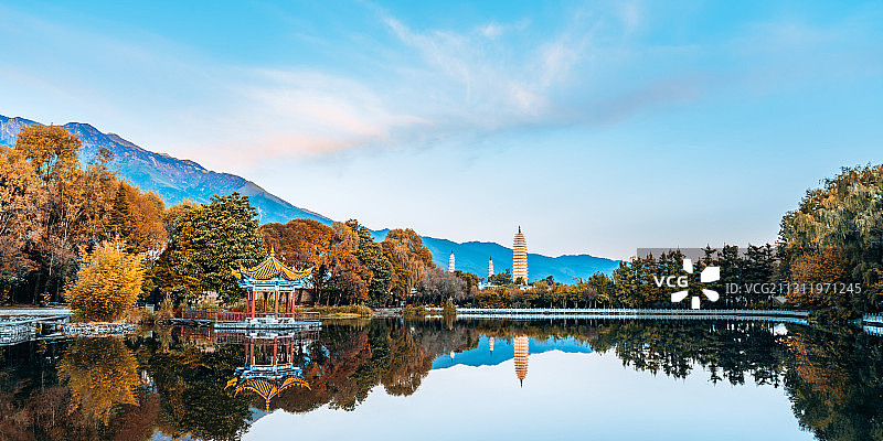 中国云南大理崇圣寺三塔公园低视角风光图片素材