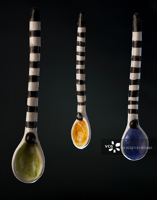 黑色背景下的木勺特写，意大利图片素材