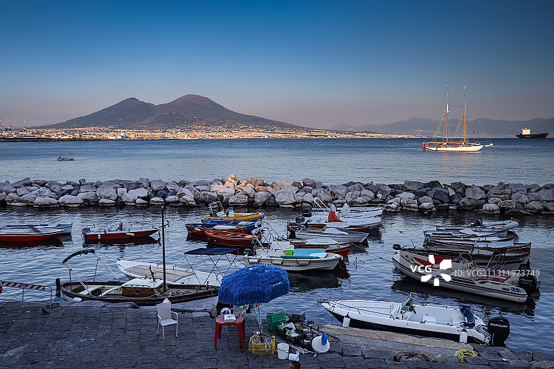 意大利那不勒斯港口停泊的船只高角度视图，晴朗的天空图片素材