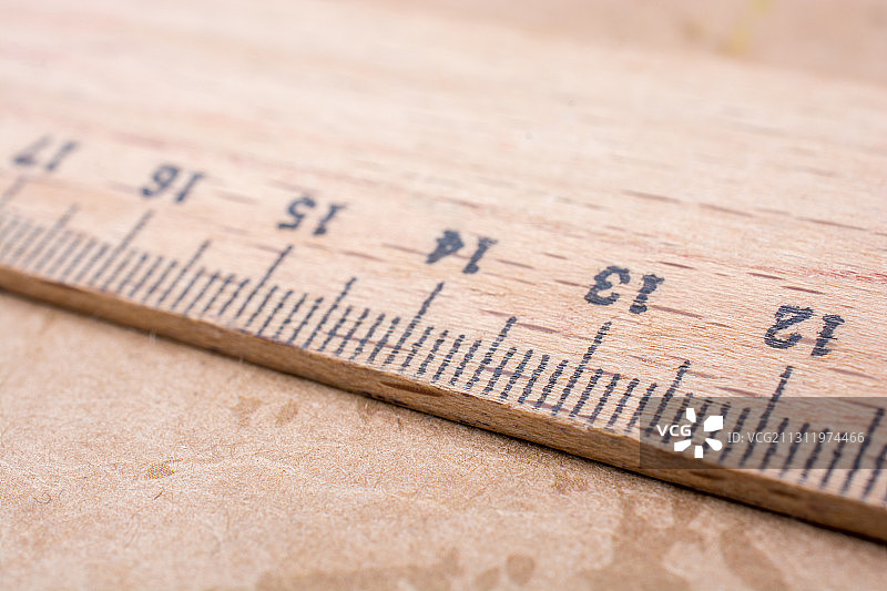 木桌上的尺子高角度景观图片素材