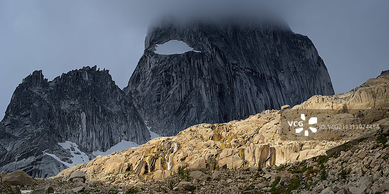 加拿大凯恩小屋小径的岩层仰视景观图片素材