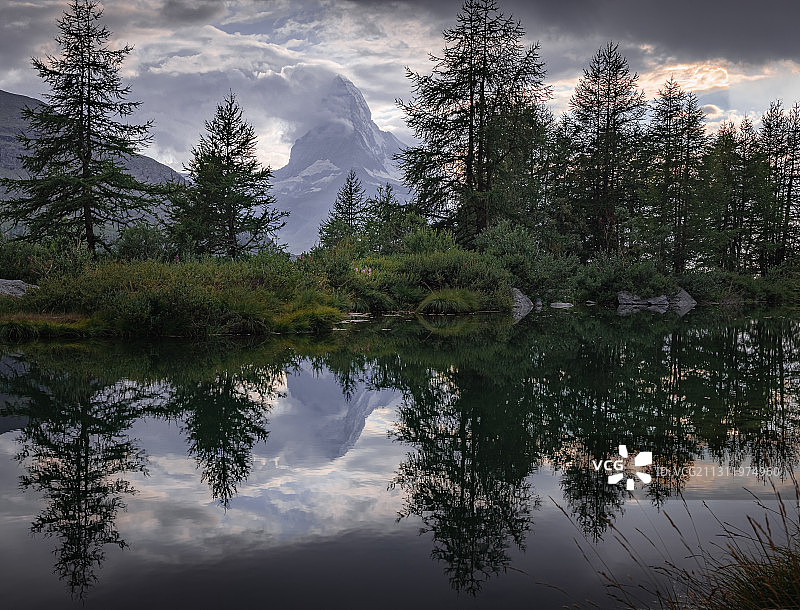 瑞士采尔马特湖泊树木风景图片素材