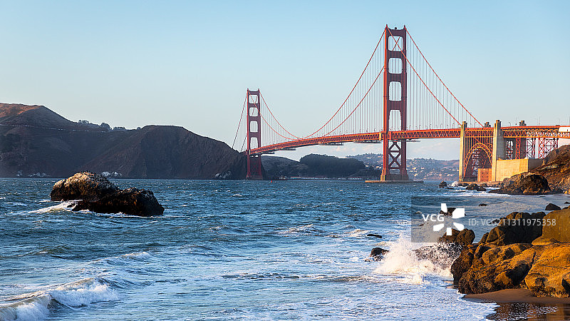 美国贝克海滩海上悬索桥景色图片素材