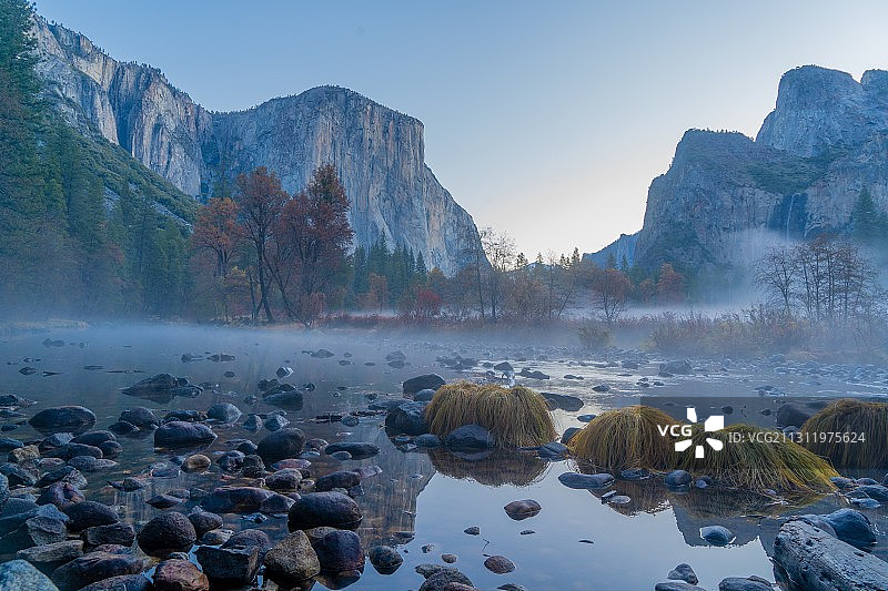 美国加利福尼亚州约塞米蒂国家公园的湖泊风光图片素材