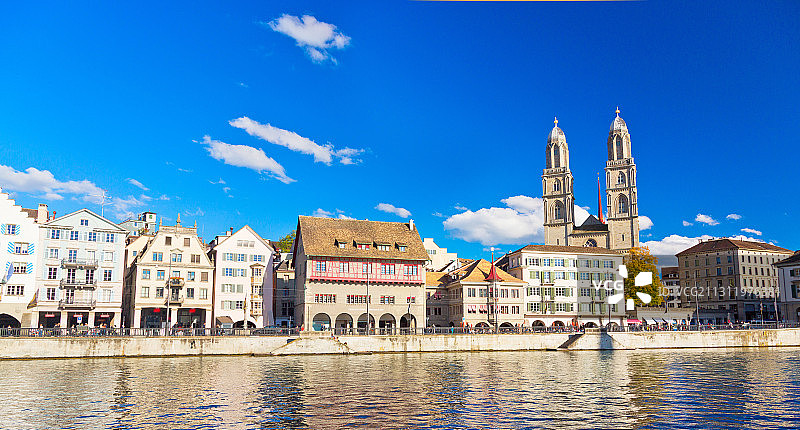 瑞士蓝天下河畔建筑景观图片素材