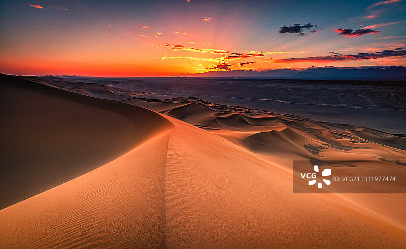 中国鄯善县日落时分的沙漠风光图片素材