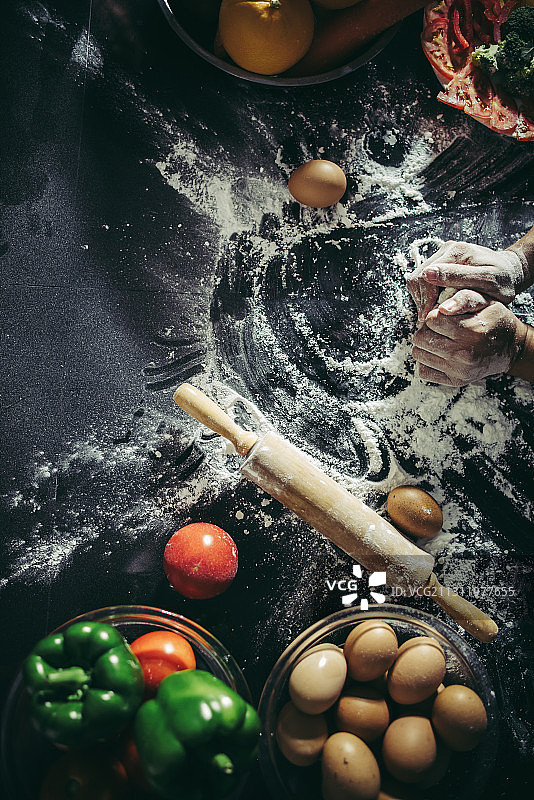 桌上生面团和擀面杖的俯视照片图片素材