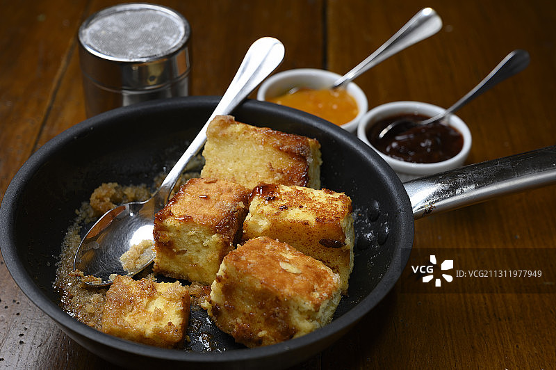 平底锅中食物的高角度视图图片素材