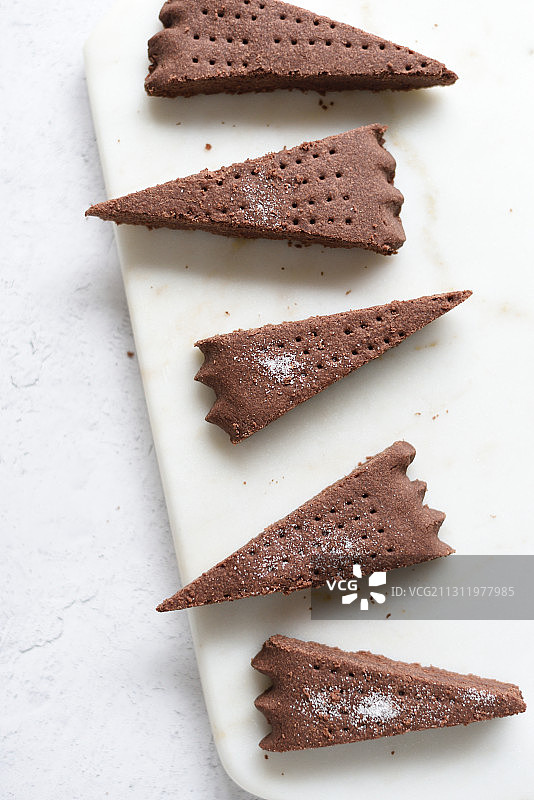 白色背景上的巧克力冰淇淋特写图片素材