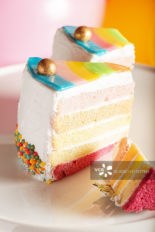 特写蛋糕在盘子上的桌子图片素材