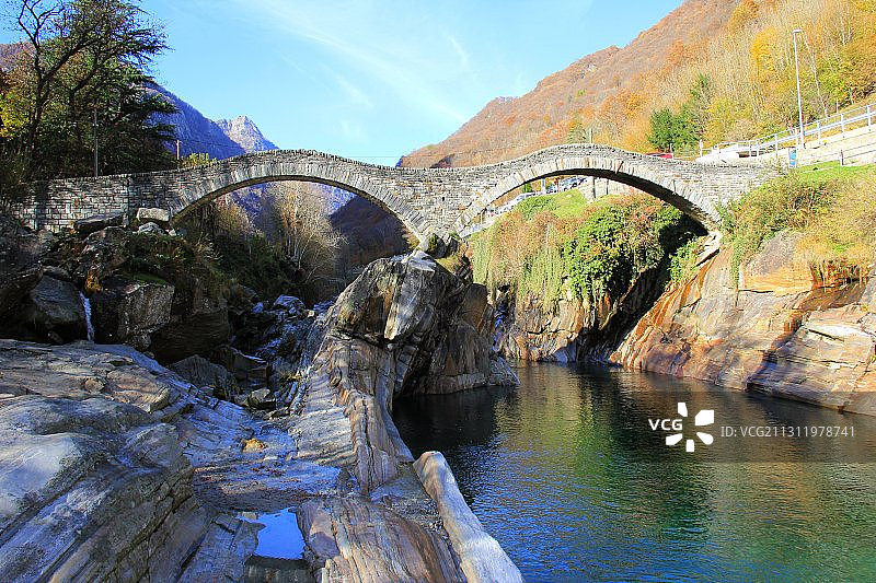 天空下的河上桥梁，瑞士韦尔扎斯卡山谷图片素材