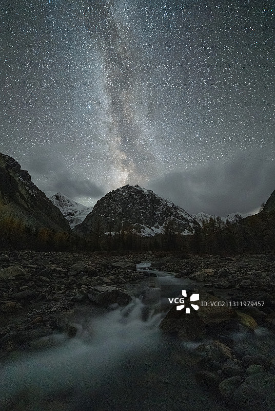 夜晚天空映衬的山景图片素材
