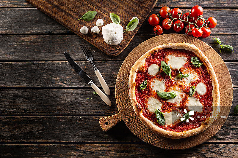 上的披萨正上方图片素材