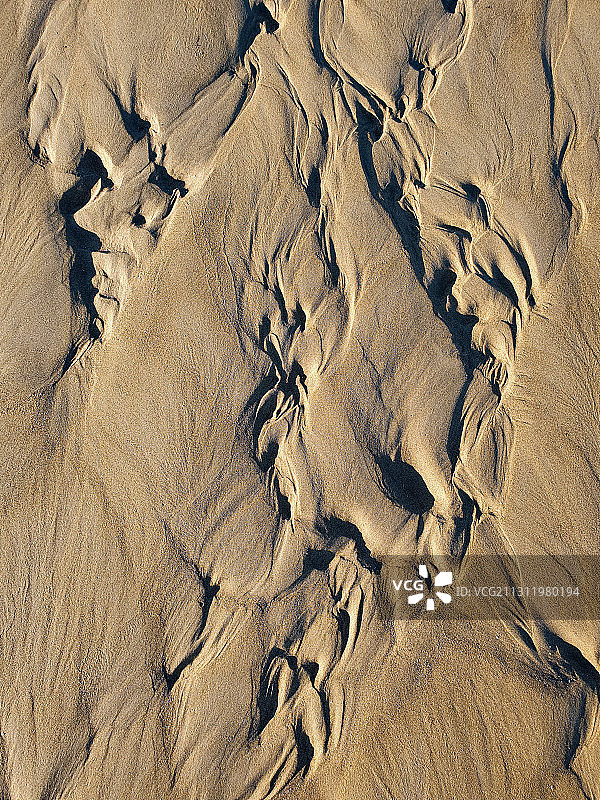 沙滩上沙滩足迹的高角度视图图片素材