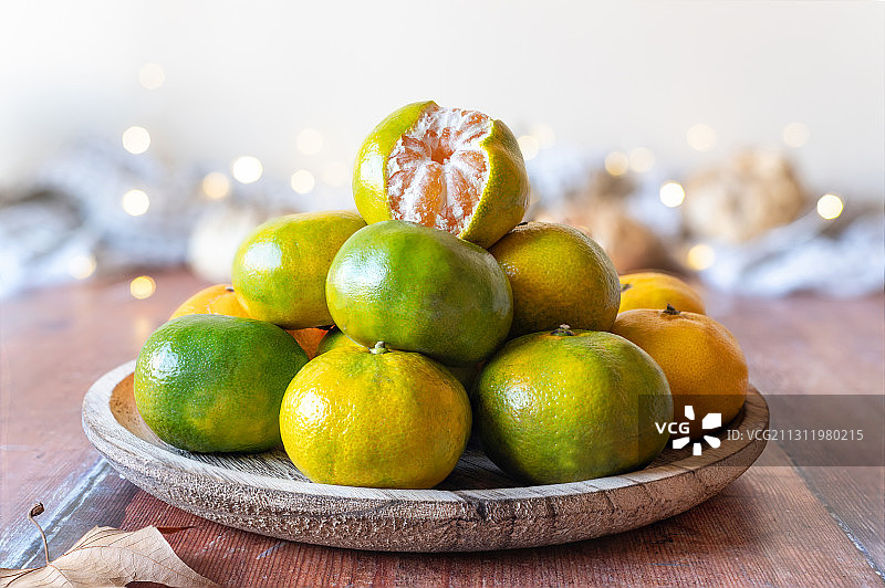 桌子上盘子里的橙子特写图片素材