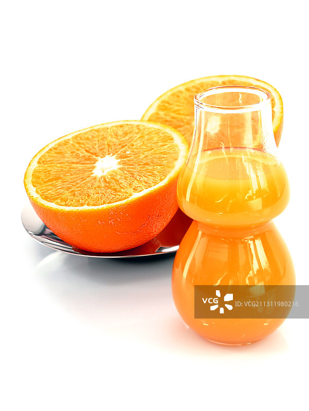 白色背景下的橙色水果特写图片素材
