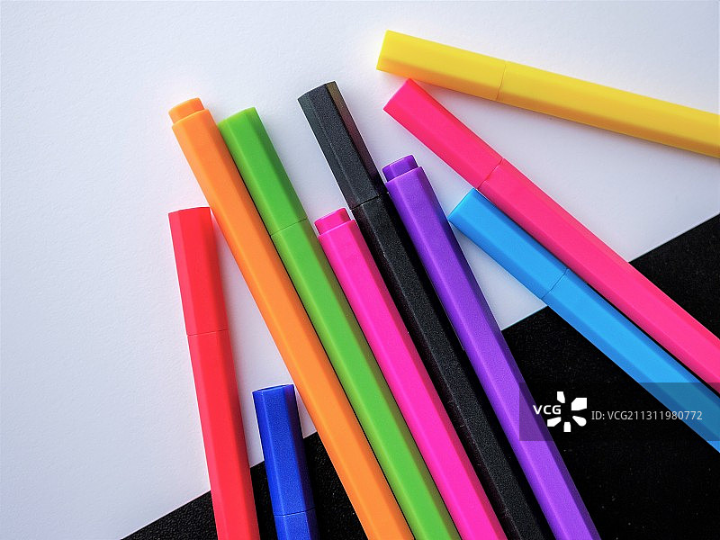 白色背景上的彩色毡尖笔特写图片素材