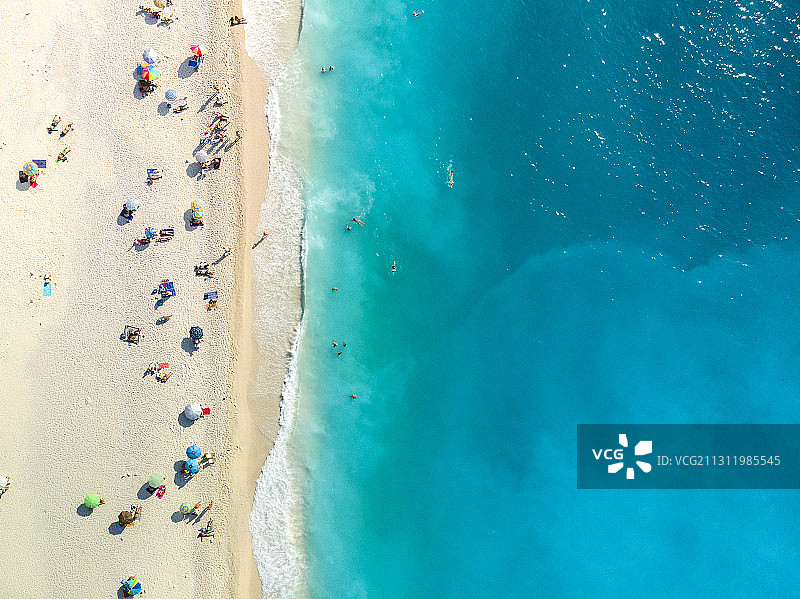 希腊米尔托斯海滩上的人群鸟瞰图片素材