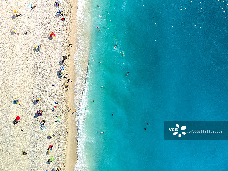 希腊米尔托斯海滩上的人群鸟瞰图片素材