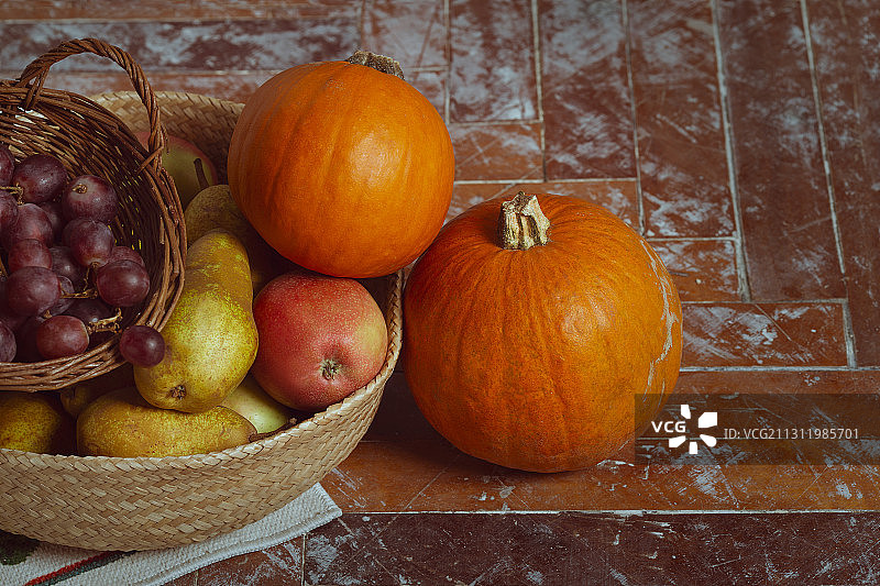 桌子上的水果高角度视图，基辅，乌克兰图片素材