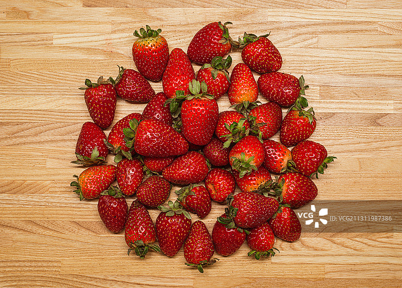 餐桌上的草莓俯视图图片素材