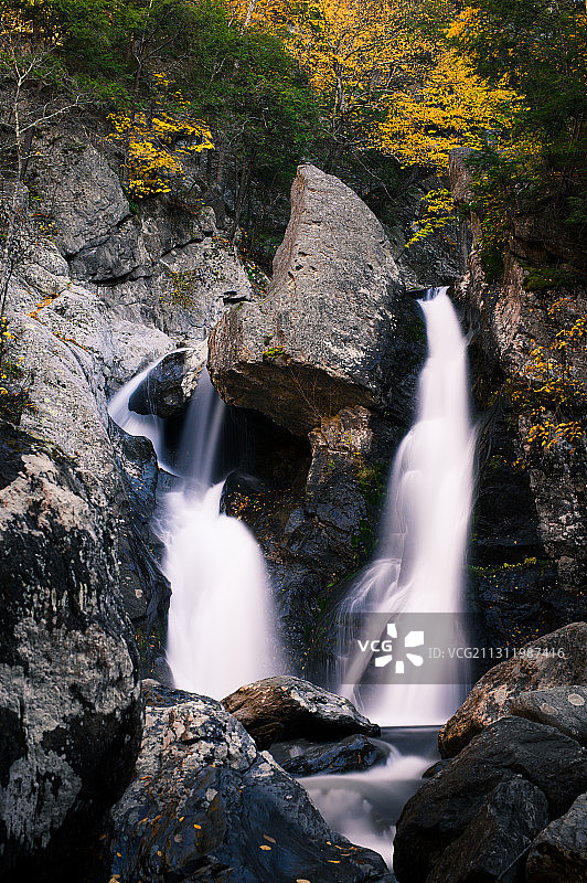 森林瀑布风景，美国巴什比什瀑布图片素材