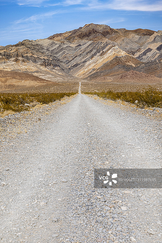 美国乡村景观旁的空旷道路图片素材