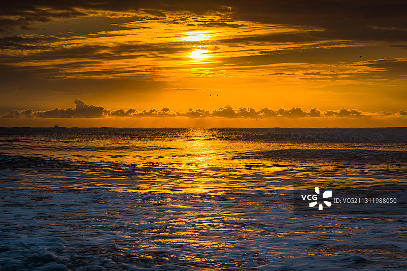 日落时大海对天空的景色图片素材