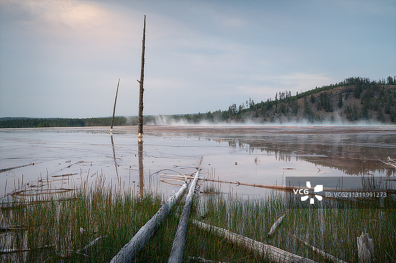 大棱镜温泉湖的壮丽景色，美国怀俄明州图片素材