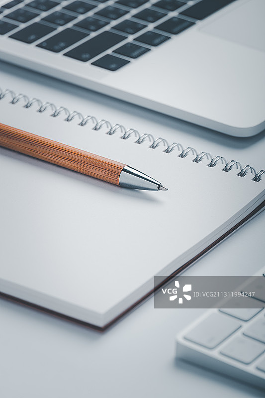 笔记本电脑、日记和笔在高角度桌子上的视图，泰国曼谷图片素材