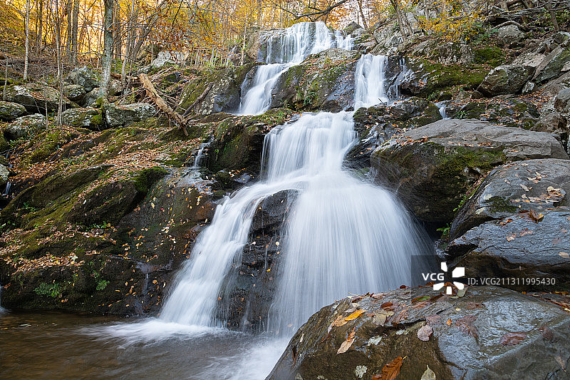 谢南多厄国家公园森林瀑布风景，美国弗吉尼亚州图片素材