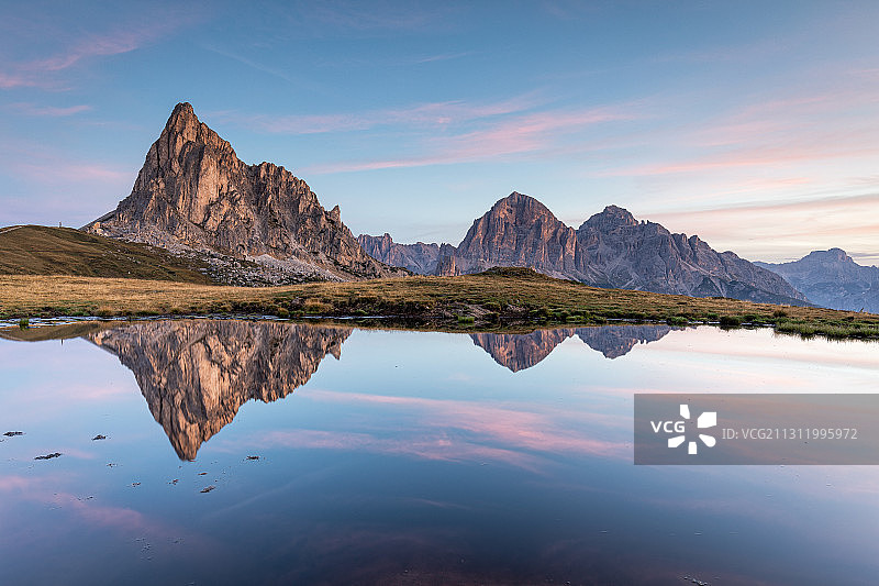 日落时分天空下的湖光山色美景图片素材