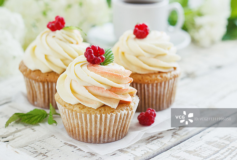 桌子上纸杯蛋糕的特写图片素材