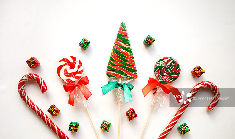 白色背景上的圣诞装饰品俯视图图片素材