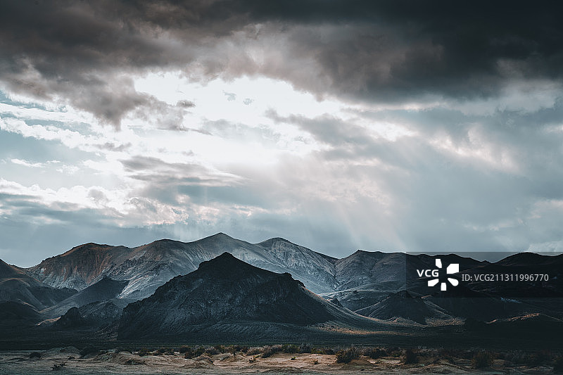 美国内华达州黑石沙漠多云天空下的山景图片素材